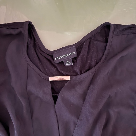 Chic Black Sleeveless Blouse - Picture 2 of 3